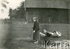 Lata 50.-60., prawdopodobnie Białoruska Socjalistyczna Republika Radziecka, Związek Socjalistycznych Republik Radzieckich.
Olga Lewicka z d. Komorowska, matka Eugeniusza Lewickiego, na podwórzu gospodarstwa.
Fot. NN, kolekcja Eugeniusza Lewickiego, zbiory Ośrodka KARTA