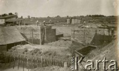 1929-1939, okolice Brześcia nad Bugiem, woj. poleskie, Rzeczpospolita Polska.
Prace budowlane i hydrotechniczne w rejonie rzeki Muchawiec. Kanał Muchawiecki (Kanał Dniepr-Bug, zwany również Kanałem Królewskim lub Kanałem Rzeczypospolitej) otwarty w 1848 roku kanał żeglowny łączący Dniepr z Wisłą poprzez Pinę (dopływ Prypeci) i Muchawiec (prawostronny dopływ Bugu), stanowiący część szlaku wodnego łączącego Morze Bałtyckie z Morzem Czarnym. Pierwszy odcinek Kanału zbudowano w latach 1775-1784, następnie, w latach 1846-1848, Kanał był rozbudowywany przez władze rosyjskie. W latach 1929-1939, w czasach administracji II Rzeczypospolitej, poddawany gruntowym pracom remontowym. 
Fot. NN, kolekcja Eugeniusza Lewickiego, zbiory Ośrodka KARTA