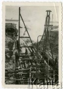 1929-1939, okolice Brześcia nad Bugiem, woj. poleskie, Rzeczpospolita Polska.
Teren budowy. Robotnicy obsługują kefar parowy - urządzenie służące do wbijania pali w ziemne podłoże.
Kanał Muchawiecki (Kanał Dniepr-Bug, zwany również Kanałem Królewskim lub Kanałem Rzeczypospolitej) otwarty w 1848 roku kanał żeglowny łączący Dniepr z Wisłą poprzez Pinę (dopływ Prypeci) i Muchawiec (prawostronny dopływ Bugu) stanowiący część szlaku wodnego łączącego Morze Bałtyckie z Morzem Czarnym. Pierwszy odcinek Kanału zbudowano w latach 1775-1784, następnie, w latach 1846-1848, Kanał był rozbudowywany przez władze rosyjskie. W latach 1929-1939, w czasach administracji II Rzeczypospolitej, poddawany gruntowym pracom remontowym. 
Fot. NN, kolekcja Eugeniusza Lewickiego, zbiory Ośrodka KARTA