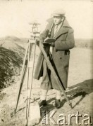 1929-1939, okolice Brześcia nad Bugiem, woj. poleskie, Rzeczpospolita Polska.
Eugeniusz Lewicki odnotowuje pomiar zebrany przy użyciu przyrządu geodezyjnego.
Kanał Muchawiecki (Kanał Dniepr-Bug, zwany również Kanałem Królewskim lub Kanałem Rzeczypospolitej) otwarty w 1848 roku kanał żeglowny łączący Dniepr z Wisłą poprzez Pinę (dopływ Prypeci) i Muchawiec (prawostronny dopływ Bugu) stanowiący część szlaku wodnego łączącego Morze Bałtyckie z Morzem Czarnym. Pierwszy odcinek Kanału zbudowano w latach 1775-1784, następnie, w latach 1846-1848, Kanał był rozbudowywany przez władze rosyjskie. W latach 1929-1939, w czasach administracji II Rzeczypospolitej, poddawany gruntowym pracom remontowym. 
Fot. NN, kolekcja Eugeniusza Lewickiego, zbiory Ośrodka KARTA
