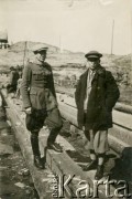 1929-1939, okolice Brześcia nad Bugiem, woj. poleskie, Rzeczpospolita Polska.
Robotnicy podczas pracy na terenie budowy. Na zdjęciu Eugeniusz Lewicki (po lewej) wraz z towarzyszem.
Kanał Muchawiecki (Kanał Dniepr-Bug, zwany również Kanałem Królewskim lub Kanałem Rzeczypospolitej) otwarty w 1848 roku kanał żeglowny łączący Dniepr z Wisłą poprzez Pinę (dopływ Prypeci) i Muchawiec (prawostronny dopływ Bugu) stanowiący część szlaku wodnego łączącego Morze Bałtyckie z Morzem Czarnym. Pierwszy odcinek Kanału zbudowano w latach 1775-1784, następnie, w latach 1846-1848, Kanał był rozbudowywany przez władze rosyjskie. W latach 1929-1939, w czasach administracji II Rzeczypospolitej, poddawany gruntowym pracom remontowym. 
Fot. NN, zbiory Ośrodka KARTA