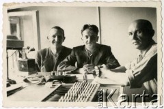 1936, Sieliszcze, woj. poleskie, Rzeczpospolita Polska.
Biuro Przebudowy Kanału. Architekt Eugeniusz Lewicki (w środku) z kolegami siedzi przy biurku. 
Kanał Muchawiecki (Kanał Dniepr-Bug, zwany również Kanałem Królewskim lub Kanałem Rzeczypospolitej) otwarty w 1848 roku kanał żeglowny łączący Dniepr z Wisłą poprzez Pinę (dopływ Prypeci) i Muchawiec (prawostronny dopływ Bugu) stanowiący część szlaku wodnego łączącego Morze Bałtyckie z Morzem Czarnym. Pierwszy odcinek Kanału zbudowano w latach 1775-1784, następnie, w latach 1846-1848, Kanał był rozbudowywany przez władze rosyjskie. W latach 1929-1939, w czasach administracji II Rzeczypospolitej, poddawany gruntowym pracom remontowym. 
Fot. NN, zbiory Ośrodka KARTA