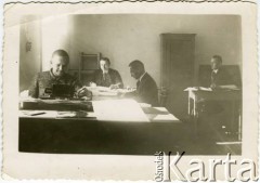 1936, Sieliszcze, woj. poleskie, Rzeczpospolita Polska.
Biuro Przebudowy Kanału. Eugeniusz Lewicki (w środku) z kolegami. 
Kanał Muchawiecki (Kanał Dniepr-Bug, zwany również Kanałem Królewskim lub Kanałem Rzeczypospolitej) otwarty w 1848 roku kanał żeglowny łączący Dniepr z Wisłą poprzez Pinę (dopływ Prypeci) i Muchawiec (prawostronny dopływ Bugu) stanowiący część szlaku wodnego łączącego Morze Bałtyckie z Morzem Czarnym. Pierwszy odcinek Kanału zbudowano w latach 1775-1784, następnie, w latach 1846-1848, Kanał był rozbudowywany przez władze rosyjskie. W latach 1929-1939, w czasach administracji II Rzeczypospolitej, poddawany gruntowym pracom remontowym. 
Fot. NN, zbiory Ośrodka KARTA