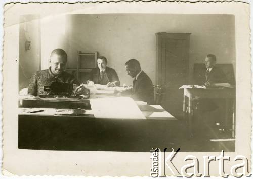 1936, Sieliszcze, woj. poleskie, Rzeczpospolita Polska.
Biuro Przebudowy Kanału. Eugeniusz Lewicki (w środku) z kolegami. 
Kanał Muchawiecki (Kanał Dniepr-Bug, zwany również Kanałem Królewskim lub Kanałem Rzeczypospolitej) otwarty w 1848 roku kanał żeglowny łączący Dniepr z Wisłą poprzez Pinę (dopływ Prypeci) i Muchawiec (prawostronny dopływ Bugu) stanowiący część szlaku wodnego łączącego Morze Bałtyckie z Morzem Czarnym. Pierwszy odcinek Kanału zbudowano w latach 1775-1784, następnie, w latach 1846-1848, Kanał był rozbudowywany przez władze rosyjskie. W latach 1929-1939, w czasach administracji II Rzeczypospolitej, poddawany gruntowym pracom remontowym. 
Fot. NN, zbiory Ośrodka KARTA