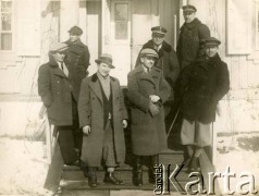 Około 1936, prawdopodobnie Sieliszcze, woj. poleskie, Rzeczpospolita Polska.
Remont Kanału Muchawieckiego. Grupa mężczyzn na schodach przed wejściem do parterowego drewnianego budynku. Pośród sfotografowanych widoczny Eugeniusz Lewicki (4. od prawej) oraz dwaj urzędnicy państwowi (w czapkach w orzełkiem).
Kanał Muchawiecki (Kanał Dniepr-Bug, zwany również Kanałem Królewskim lub Kanałem Rzeczypospolitej) otwarty w 1848 roku kanał żeglowny łączący Dniepr z Wisłą poprzez Pinę (dopływ Prypeci) i Muchawiec (prawostronny dopływ Bugu) stanowiący część szlaku wodnego łączącego Morze Bałtyckie z Morzem Czarnym. Pierwszy odcinek Kanału zbudowano w latach 1775-1784, następnie, w latach 1846-1848, Kanał był rozbudowywany przez władze rosyjskie. W latach 1929-1939, w czasach administracji II Rzeczypospolitej, poddawany gruntowym pracom remontowym. 
Fot. NN, zbiory Ośrodka KARTA