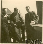 Lata 40., brak miejsca.
Grupa mężczyzn. 1. z lewej widoczny Eugeniusz Lewicki.
Fot. NN, kolekcja Eugeniusza Lewickiego, zbiory Ośrodka KARTA