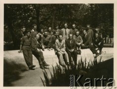 Lata 40., brak miejsca.
Grupa mężczyzn. Pośrodku, 8. od lewej, zwrócony w prawo, siedzi Eugeniusz Lewicki.
Fot. NN, kolekcja Eugeniusza Lewickiego, zbiory Ośrodka KARTA