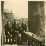 Lata 40., brak miejsca.
Grupa mężczyzn. 1. z lewej Eugeniusz Lewicki.
Fot. NN, kolekcja Eugeniusza Lewickiego, zbiory Ośrodka KARTA