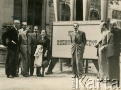 Przed 1951, prawdopodobnie Warszawa, Polska.
Grupa inżynierów uczestniczących w pokazie architektonicznym zorganizowanym przez Miastoprojekt Północ - Wschód Przedsiębiorstwo Projektowania Budownictwa Miejskiego w Warszawie. W grupie, 4. od lewej, stoi Eugeniusz Lewicki. 
Fot. NN, kolekcja Eugeniusza Lewickiego, zbiory Ośrodka KARTA