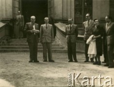 Przed 1951, prawdopodobnie Warszawa, Polska.
Grupa inżynierów uczestniczących w pokazie architektonicznym zorganizowanym przez Miastoprojekt Północ - Wschód Przedsiębiorstwo Projektowania Budownictwa Miejskiego w Warszawie. W grupie, 1. z prawej, stoi Eugeniusz Lewicki. 
Fot. NN, kolekcja Eugeniusza Lewickiego, zbiory Ośrodka KARTA
