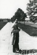 Po 1959, Warszawa, Polska.
Eugeniusz Lewicki z aparatem fotograficznym przy ulicy Wybrzeże Gdańskie. W oddali widoczny Most Gdański.
Fot. NN, kolekcja Eugeniusza Lewickiego, zbiory Ośrodka KARTA
