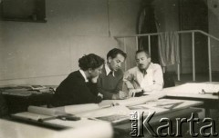 Lata 50., Polska.
Eugeniusz Lewicki (w środku) z koleżanką i kolegą w  biurze podczas pracy.
Fot. NN, kolekcja Eugeniusza Lewickiego, zbiory Ośrodka KARTA