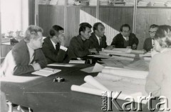 Lata 60., Polska.
Eugeniusz Lewicki (3. z prawej) ze współpracownikami podczas służbowego zebrania.
Fot. NN, kolekcja Eugeniusza Lewickiego, zbiory Ośrodka KARTA