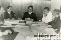 Lata 60. lub 70., Polska.
Eugeniusz Lewicki (2. z lewej) ze współpracownikami podczas służbowego zebrania.
Fot. NN, kolekcja Eugeniusza Lewickiego, zbiory Ośrodka KARTA