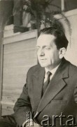 Lata 60. lub 70., Polska.
Eugeniusz Lewicki  w biurowym pokoju.
Fot. NN, kolekcja Eugeniusza Lewickiego, zbiory Ośrodka KARTA