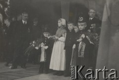 11.11.1938, Karwina, Zaolzie.
Grupa dzieci w miejscowych strojach ludowych (dziewczynki) i górniczych (chłopcy) z chlebem i solą przygotowani na powitanie prezydenta Ignacego Mościckiego w trakcie wizyty w Karwinie.
Fot. NN, zbiory Ośrodka KARTA, kolekcja Władysława Owczarzego

