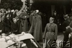 11.11.1938, Karwina, Zaolzie.
Oficerowie towarzyszący wizycie prezydenta Ignacego Mościckiego wychodzą z Ratusza w Karwinie do samochodów.
Fot. NN, zbiory Ośrodka KARTA, kolekcja Władysława Owczarzego


