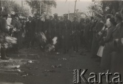 11.11.1938, Karwina, Zaolzie.
Przemarsz Wojska Polskiego z oficerami na czele przez miasto. Obywatele witają ich kwiatami.
Fot. NN, zbiory Ośrodka KARTA, kolekcja Władysława Owczarzego
