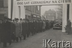 11.11.1938, Karwina, Zaolzie.
Przemarsz przez miasto przedstawicieli władz gminnych i organizacji polskich w trakcie wizyty prezydenta Ignacego Mościckiego.
Fot. NN, zbiory Ośrodka KARTA, kolekcja Władysława Owczarzego

