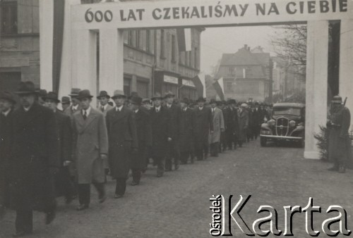 11.11.1938, Karwina, Zaolzie.
Przemarsz przez miasto przedstawicieli władz gminnych i organizacji polskich w trakcie wizyty prezydenta Ignacego Mościckiego.
Fot. NN, zbiory Ośrodka KARTA, kolekcja Władysława Owczarzego
