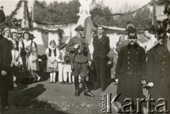 11.11.1938, Karwina, Zaolzie.
W oczekiwaniu na przyjazd prezydenta Ignacego Mościckiego. Obok żołnierza działacz społeczny i nauczyciel Rudolf Wojnar.
Fot. NN, zbiory Ośrodka KARTA, kolekcja Władysława Owczarzego
