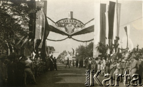 11.11.1938, Karwina, Zaolzie.
Brama powitalna w trakcie oczekiwania na przyjazd prezydenta Ignacego Mościckiego.
Fot. NN, zbiory Ośrodka KARTA, kolekcja Władysława Owczarzego

