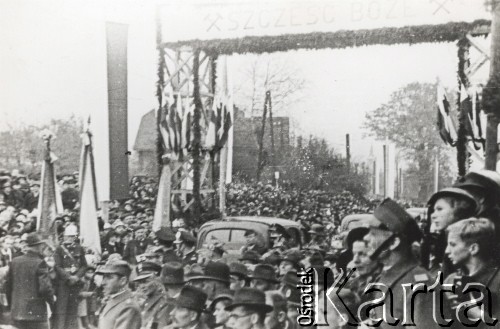 11.11.1938, Karwina, Zaolzie.
Przejazd samochodu z prezydentem Ignacym Mościckim.
Fot. NN, zbiory Ośrodka KARTA, kolekcja Władysława Owczarzego

