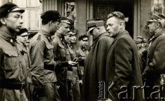 11.11.1938, Karwina, Zaolzie.
Jeden z oficerów Wojska Polskiego rozdaje upominki członkom Przysposobienia Wojskowego przed wizytą  prezydenta Ignacego Mościckiego. 
Fot. Sławomir Elsner, zbiory Ośrodka KARTA, kolekcja Władysława Owczarzego
