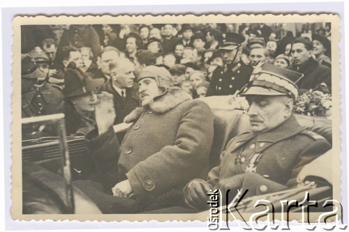 1939, Karwina, Zaolzie.
Prezydent Ignacy Mościcki pozdrawia mieszkańców Karwiny w trakcie swojej wizyty.
Fot. NN, zbiory Ośrodka KARTA, kolekcja Władysława Owczarzego

 
