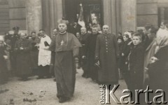1938, Karwina, Zaolzie.
Biskup plowy Gawlina (?) wychodzi z kościoła św. Henryka w Karwinie, gdzie przywiózł obraz Matki Boskiej Częstochowskiej.
Fot. NN, zbiory Ośrodka KARTA, kolekcja Władysława Owczarzego
