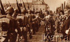 02-11.11.1938, Bogumin, Zaolzie.
Przemarsz i powitanie Wojska Polskiego. Reprodukcja pocztówki z cyklu wydanego nakładem Polskiego Towarzystwa Księgarń Kolejowych 