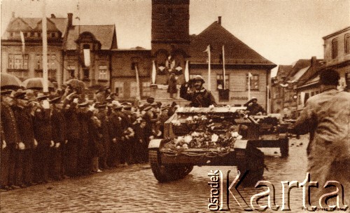 02-11.11.1938, Frysztat, Zaolzie.
Przejazd pojazdów opancerzonych Wojska Polskiego przez Rynek. Reprodukcja pocztówki z cyklu wydanego nakładem Polskiego Towarzystwa Księgarń Kolejowych 