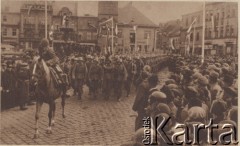 2-11.10.1938, Frysztat, Zaolzie.
Przemarsz wojsk polskich przez Rynek we Frysztacie.
Reprodukcja pocztówki z cyklu wydanego nakładem Polskiego Towarzystwa Księgarń Kolejowych 