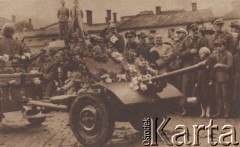 02-11.11.1938, Frysztat, Zaolzie.
Przejazd jednostki pancernej z działkami przez Rynek. Reprodukcja pocztówki z cyklu wydanego nakładem Polskiego Towarzystwa Księgarń Kolejowych 