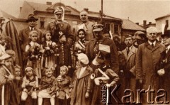 02-11.11.1938, Frysztat, Zaolzie.
Grupa oficerów Wojska Polskiego z obwatelami i dziećmi na Rynku koło fontanny. Reprodukcja pocztówki z cyklu wydanego nakładem Polskiego Towarzystwa Księgarń Kolejowych 