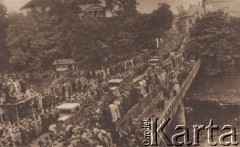 02.11.1938, Cieszyn, Zaolzie.
Przekraczanie mostu granicznego pod zamkiem w Cieszynie przy zajmowaniu Zaolzia. Reprodukcja pocztówki z cyklu wydanego nakładem Polskiego Towarzystwa Księgarń Kolejowych 