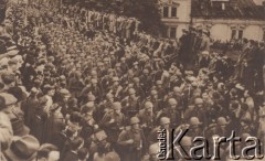 02.11.1938, Cieszyn, Zaolzie.
Przekraczanie mostu granicznego pod zamkiem w Cieszynie przy zajmowaniu Zaolzia. Reprodukcja pocztówki z cyklu wydanego nakładem Polskiego Towarzystwa Księgarń Kolejowych 