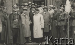 11.11.1938, Karwina, Zaolzie.
Grupa oficerów Wojska Polskiego i przedstawiciele gminy. Obok oficer w płaszczu w paski w kapeluszu komisarz gminy Rudolf Kobiela.
Fot. zbiory Ośrodka KARTA, kolekcja Władysława Owczarzego
