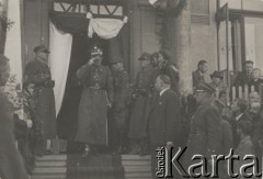 11.11.1938, Karwina, Zaolzie.
Oficerowie Wojska Polskiego wychodzą z budynku ratusza w Karwinie.
Fot. zbiory Ośrodka KARTA, kolekcja Władysława Owczarzego