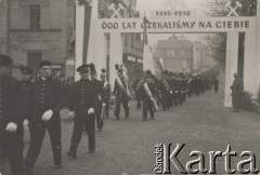 11.11.1938, Karwina, Zaolzie.
Przemarsz delegacji górników z pocztami sztandarowymi w trakcie wizyty prezydenta Ignacego Mościckiego.
Fot. zbiory Ośrodka KARTA, kolekcja Władysława Owczarzego