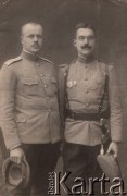 Ok.1916, Rosja.
 Oficerowie armii rosyjskiej, z lewej stoi Eugeniusz Budzyński, oficer z prawej jest kawalerzystą - do pasa ma dopięte szelki kawaleryjskie; szabla - Szaszka, w kieszeni na łańcuszku zawieszony gwizdek (schowany). 
 Fot. NN, zbiory Ośrodka KARTA, udostępnił Stanisław Blichiewicz
 
