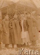 1916-1917, brak miejsca, Rosja.
 Oficerowie lekarze armii rosyjskiej i siostra miłosierdzia przed lazaretem.
 Fot. NN, zbiory Ośrodka KARTA, udostępnił Stanisław Blichiewicz
   
