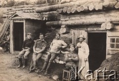 Czerwiec 1917, Jatnik k/Nowoaleksandrowska, Rosja.
 Kapelan, oficerowie i szeregowi żołnierze armii rosyjskiej przy ziemiance - punkcie sanitarnym. Podpis na odwrocie: 
