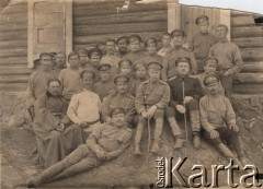 Lato 1917, Jatnik k/Nowoaleksandrowska, Rosja.
 Kapelan (siedzi pierwszy od lewej), oficerowie i szeregowi armii rosyjskiej - obsługa lazaretu. Lekarze i sanitariusze w pierwszym rzędzie, drugi od prawej (w ciemnym mundurze) siedzi Eugeniusz Budzyński.
 Fot. NN, zbiory Ośrodka KARTA, udostępnił Stanisław Blichiewicz
   
