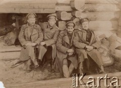 Maj-czerwiec 1917, pozycje Izłok - Kemmeri (?), Rosja.
 Oficerowie armii rosyjskiej lekarze, Polacy – trzeci od prawej z 312 pułku, drugi na kolanach trzyma regulaminowy podręczny zestaw lekarski armii rosyjskiej. Podpis na odwrocie: 