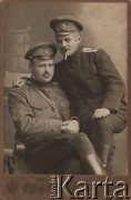 1914-1917, Moskwa, Rosja.
 Oficerowie armii rosyjskiej, lekarze, siedzi doktor Eugeniusz Budzyński. Na pagonie żołnierza z prawej widoczny czerwony krzyż, oznaka lekarza w armii carskiej, przy pasie szabla Dragonka wz. 1881.
 Fot. K.K. Bułła (Newski Prospekt 54), zbiory Ośrodka KARTA, udostępnił Stanisław Blichiewicz
   
