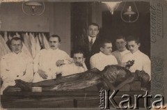 Przed 1914, Dorpat, Rosja.
 Uniwersytet w Dorpacie, studenci medycyny podczas zajęć z anatomii, z lewej stoi Eugeniusz Budzyński.
 Fot. J. Sildnik (Petersburska st.17, Dorpat), zbiory Ośrodka KARTA, udostępnił Stanisław Blichiewicz
   
