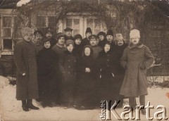 Grudzień 1916, Guladowo (?), Wileńszczyzna.
 Spotkanie w majątku państwa Cecerskich - na zdjęciu osoby cywilne i oficerowie armii rosyjskiej, z prawej stoi doktor Eugeniusz Budzyński.
 Fot. NN, zbiory Ośrodka KARTA, udostępnił Stanisław Blichiewicz
   
