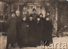 Grudzień 1916, Guladowo (?), Wileńszczyzna.
 Spotkanie w majątku państwa Cecerskich - na zdjęciu osoby cywilne, ksiądz katolicki i oficerowie armii rosyjskiej, oficer stojący drugi od prawej ma zawieszony pod szyją Krzyż Św. Włodzimierza, drugi od lewej stoi doktor Eugeniusz Budzyński.
 Fot. NN, zbiory Ośrodka KARTA, udostępnił Stanisław Blichiewicz
   
