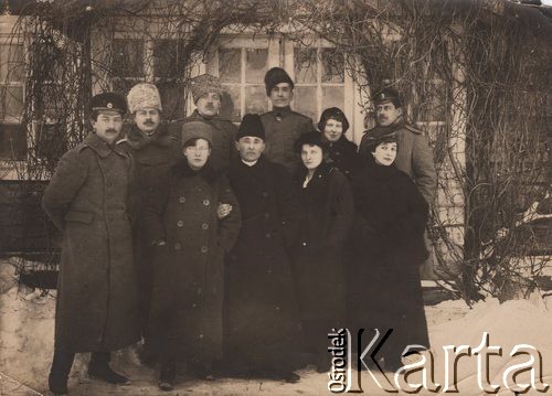 Grudzień 1916, Guladowo (?), Wileńszczyzna.
 Spotkanie w majątku państwa Cecerskich - na zdjęciu osoby cywilne, ksiądz katolicki i oficerowie armii rosyjskiej, oficer stojący drugi od prawej ma zawieszony pod szyją Krzyż Św. Włodzimierza, drugi od lewej stoi doktor Eugeniusz Budzyński.
 Fot. NN, zbiory Ośrodka KARTA, udostępnił Stanisław Blichiewicz
   
